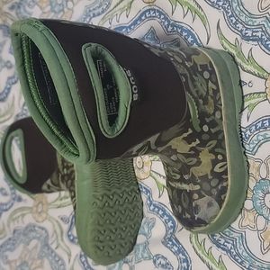 Toddler size 7 Bogs